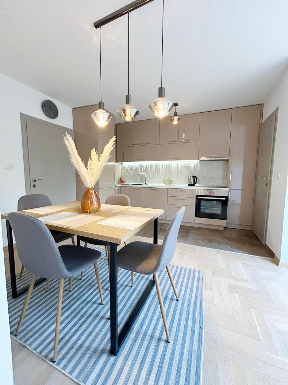 The Circle Apartment Скопие Екстериор снимка