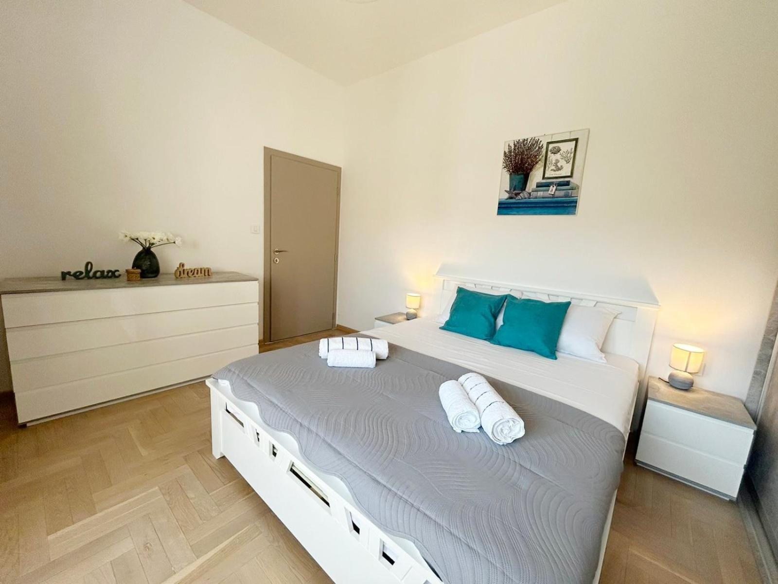 The Circle Apartment Скопие Екстериор снимка
